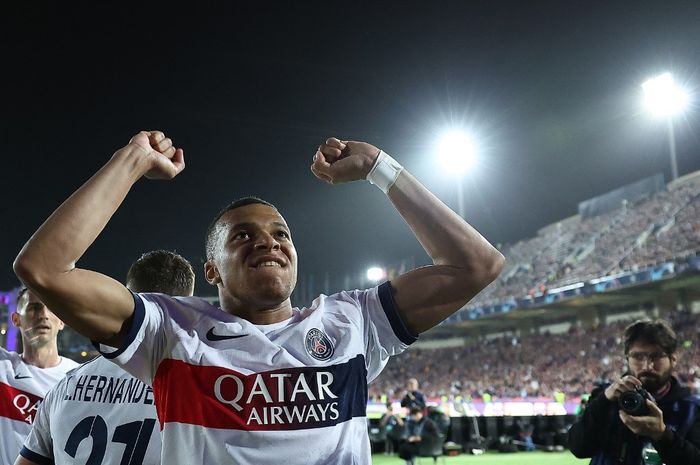 Kylian Mbappe merayakan gol untuk PSG ke gawang Barcelona pada duel Liga Champions di Olimpic Lluis Companys (16/4/2024).