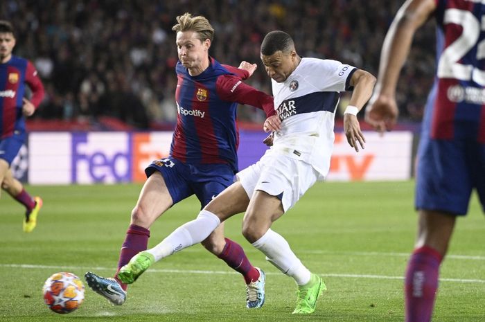 Penyerang Paris Saint-Germain, Kylian Mbappe, berduel dengan gelandang Barcelona, Frenkie de Jong, pada leg 2 babak perempat final Liga Champions 2023-2024 di Estadi Olimpic Lluis Companys, Selasa (16/4/2024).