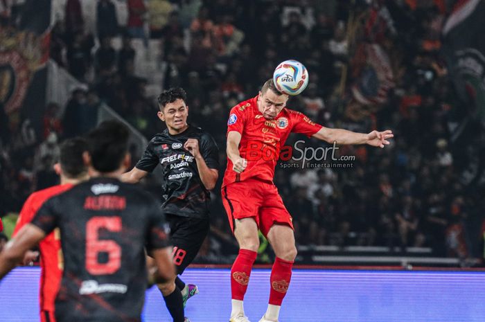 Maciej Gajos (kanan) sedang berduel udara menyundul bola dengan Arapenta Lingka Poerba (kiri) dalam laga pekan ke-31 Liga 1 2023 antara Persija Jakarta versus Persis Solo di Stadion Utama Gelora Bung Karno, Senayan, Jakarta, Rabu (17/4/2024) malam.