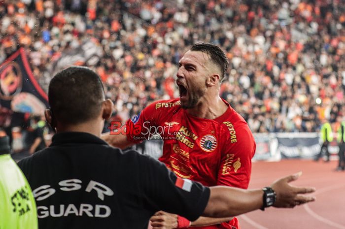 Marko Simic melakukan selebrasi seusai mencetak gol dalam laga pekan ke-31 Liga 1 2023 antara Persija Jakarta versus Persis Solo di Stadion Utama Gelora Bung Karno, Senayan, Jakarta, Rabu (17/4/2024) malam.