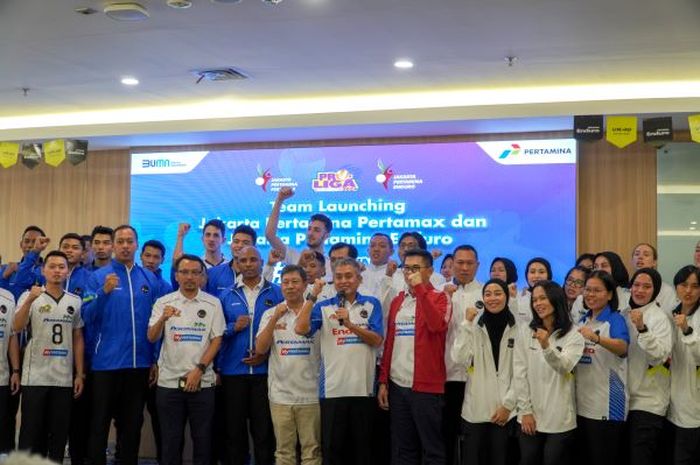 Tim bola voli Jakarta Pertamina Enduro (putri) dan Jakarta Pertamina Pertamax (putra) saat peluncuran tim di Graha Pertamina, Jakarta, Rabu (17/4/2024).