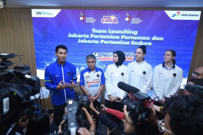 (Ki-Ka) Aji Maulana, Werry Prayogi (Chef de Mission), Hany Budiarti, Giovanna Milanna, Polina Shemanova dalam acara Press Conference Team Launching Pertamax dan Jakarta Pertamina Enduro di Graha Pertamina, Jakarta, Rabu (17/4/2024).