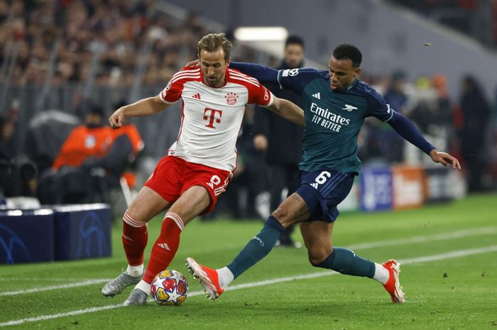 Harry Kane (kiri) berduel dengan Gabriel Magalhaes dalam partai Liga Champions antara Bayern Muenchen vs Arsenal di Allianz Arena (17/4/2024).