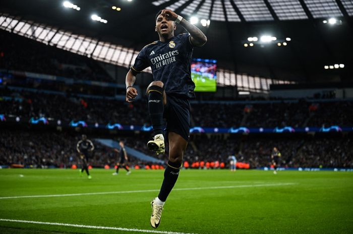 Penyerang Real Madrid, Rodrygo Goes, merayakan gol ke gawang Manchester City pada leg 2 babak perempat final Liga Champions 2023-2024 di Stadion Etihad, Rabu (17/4/2024).