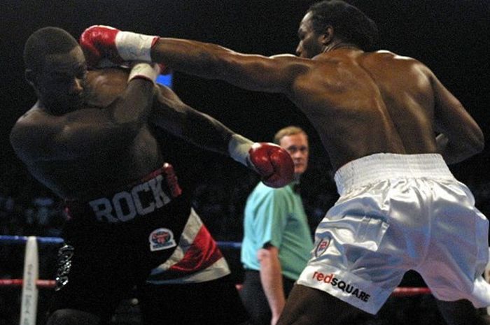 Hasim Rahman (kiri) secara mengejutkan menang KO di ronde 5 atas juara dunia tinju kelas berat, Lennox Lewis, pada 22 April 2001 di Brakpan, Afrika Selatan