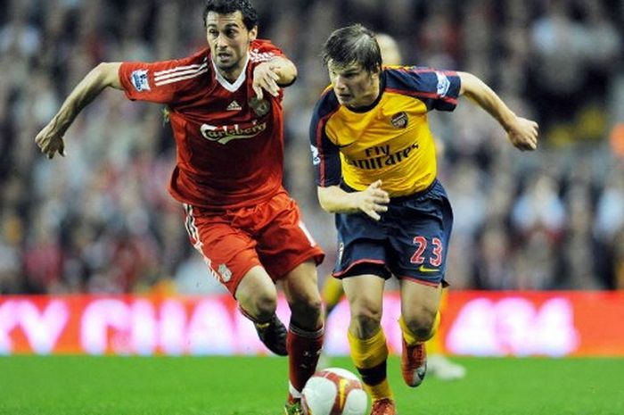 Penyerang Arsenal, Andrei Arshavin, mengejar bola dengan bek Liverpool, Alvaro Arbeloa, dalam laga Liga Inggris yang berakhir 4-4 pada 21 April 2009 di Anfield.
