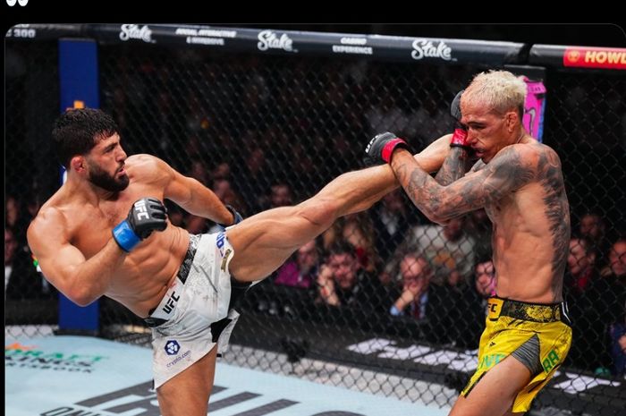 Akhir derbi korban Islam Makhachev yang mempertemukan Arman Tsarukyan (kiri) vs Charles Oliveira (kanan) di UFC 300 bisa saja berubah.