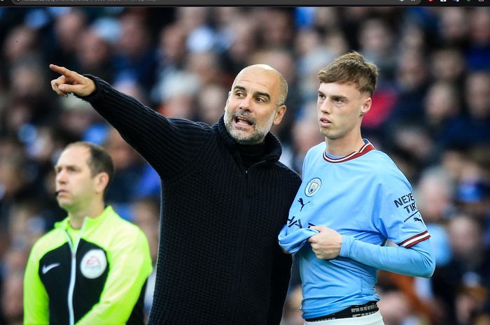 Cole Palmer bersama dengan Pep Guardiola saat masih membela Manchester City.