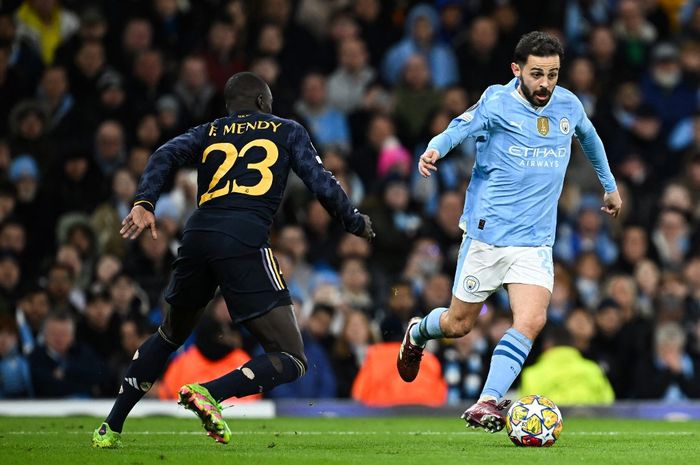 Ferland Mendy (kiri) dalam laga kontra Manchester City pada leg kedua perempat final Liga Champions 2023-2024.