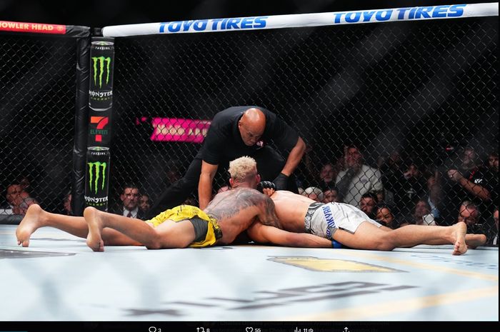 Charles Oliveira melakukan percobaan kuncian D'Arce Choke terhadap Arman Tsarukyan pada 30 detik terakhir di ronde ketiga saat berhadapan pada UFC 300