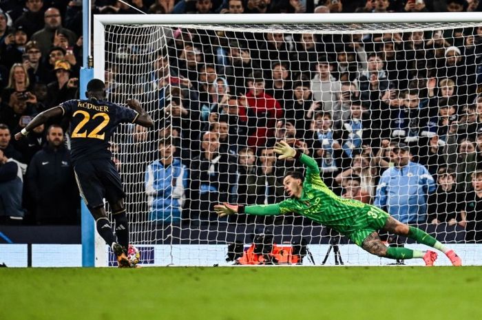 Antonio Ruediger mengeksekusi penalti dalam leg kedua perempat final Liga Champions 2023-2024 kontra Manchester City.