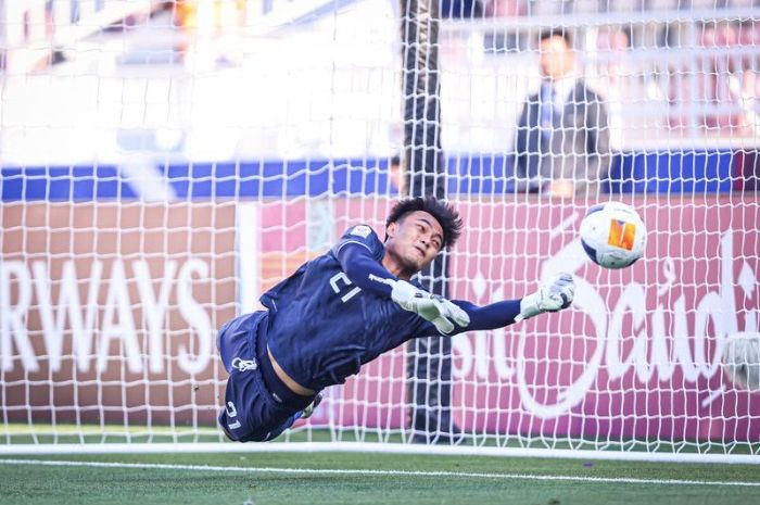 Kiper timnas U-23 Indonesia, Ernando Ari, menepis tendangan penalti pemain Australia