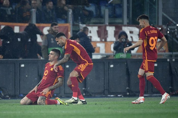 Gianluca Mancini (kiri) merayakan gol untuk AS Roma ke gawang AC Milan pada duel Liga Europa di Olimpico (18/4/2024).