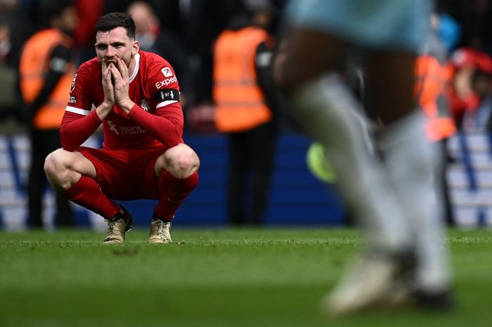 Reaksi bek Liverpool, Andy Robertson, usai dikalahkan Crystal Palace pada lanjutan Liga Inggris di Anfield (14/4/2024).