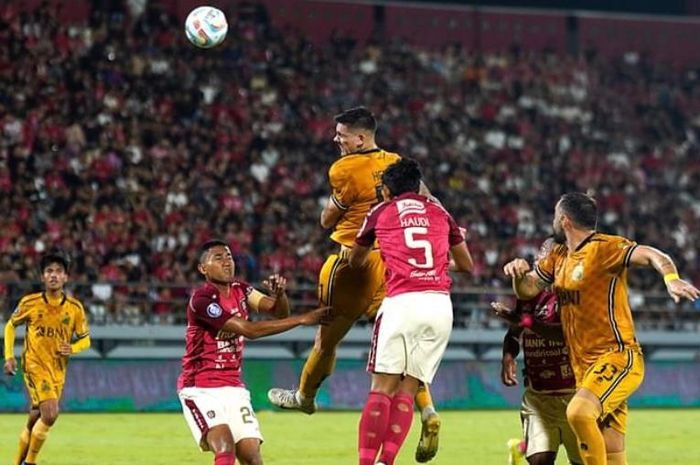 Bali United vs Bhayangkara FC pada laga pekan ke-32 Liga 1 2023/2024 di Stadion Kapten I Wayan Dipta, Gianyar, Bali, Sabtu (20/4/2024).