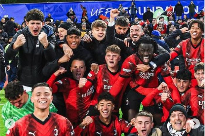 Tim junior AC Milan merayakan keberhasilan lolos ke final UEFA Youth League pada Jumat (19/4/2024).