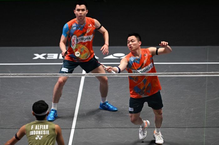 Ganda putra Malaysia, Soh Wooi Yik dan Aaron Chia, bermain melawan Fajar Alfian dan Muhammad Rian Ardianto dari Indonesia pada final All England Open di Utilita Arena, Birmingham, Inggris, 17 Maret 2024.