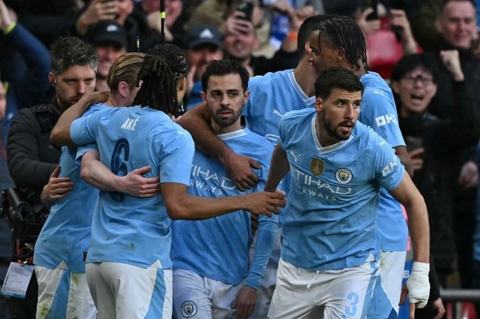 Bernardo Silva merayakan golnya ke gawang Chelsea pada semifinal Piala FA 2023-2024.