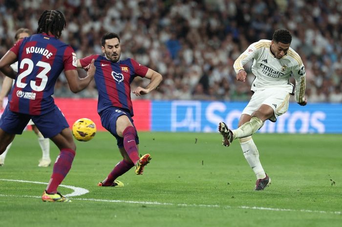 Gelandang Real Madrid, Jude Bellingham, beraksi dalam laga melawan Barcelona di Stadion Santiago Bernabeu, Minggu (21/4/2024).