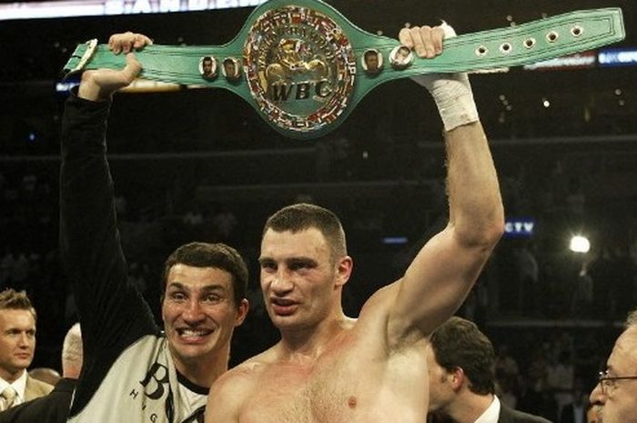 Vitali Klitschko (kanan) merayakan kemenangan atas Corrie Sanders pada 24 April 2004 di Staples Center, Los Angeles, bersama adiknya, Wladimir Klitschko.