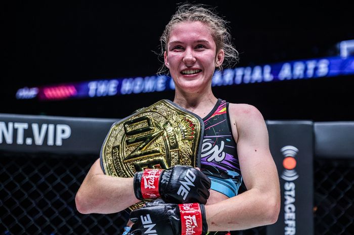 Smilla Sundell akan mempertahankan sabuk juara kelas jerami Muay Thai perempuan ONE Championship dengan melawan Natalia Diachkova di ONE Fight Night 22 (4/5/2024).