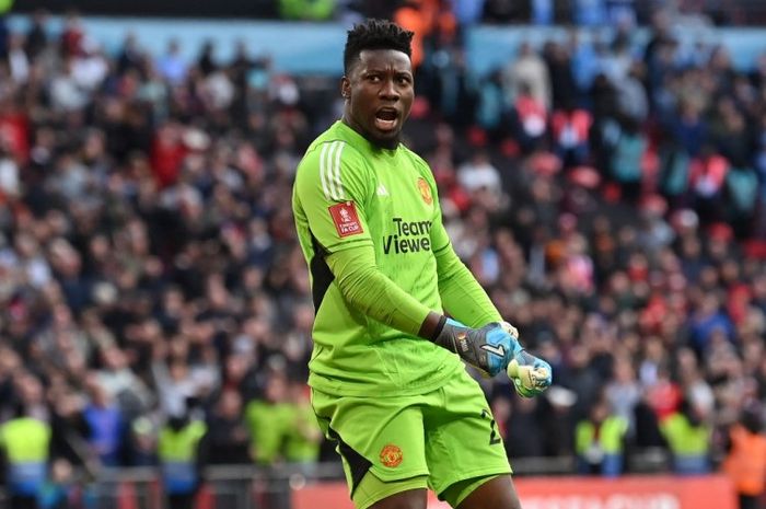 Andre Onana melakukan selebrasi usai membantu Manchester United mengalahkan Coventry City pada semifinal Piala FA 2023-2024.