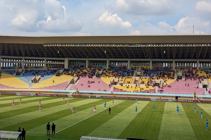 Suasana pertandingan Persis Solo vs Persikabo 1973 dalam laga pekan ke-32 Liga 1 2023-2024 di Stadion Manahan, Surakarta, Senin (22/4/2024).