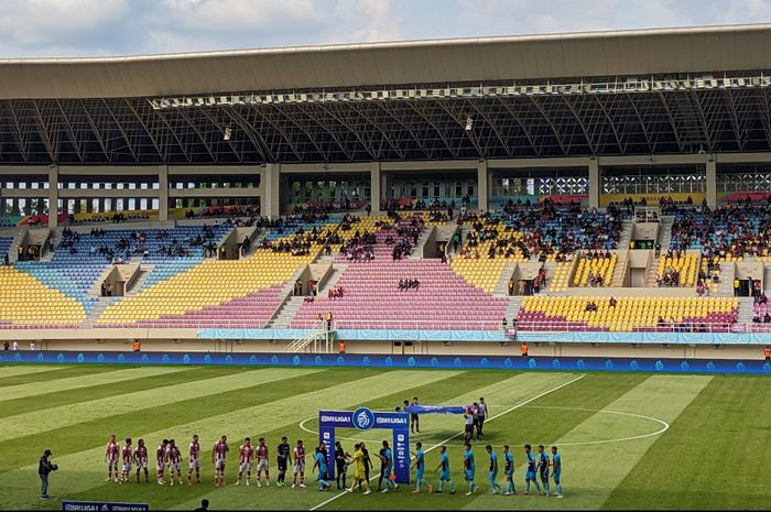 Suasana pertandingan Persis Solo vs Persikabo 1973 dalam laga pekan ke-32 Liga 1 2023-2024 di Stadion Manahan, Surakarta, Senin (22/4/2024).