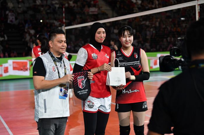 Kapten tim Indonesia All Star, Agustin Wulandari (tengah) dan  Yeum Hye-seon (kapten Red Sparks) pada Fun Volleyball di Indonesia Arena, Jakarta, Sabtu (20/4/2024).