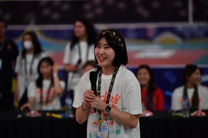 Setter Red Sparks, Yeum Hye-seon berbicara pada sesi temu penggemar sebelum Fun Volleyball di Indonesia Arena, Jakarta, Sabtu (20/4/2024).