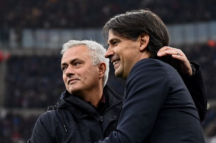 Membawa Inter Milan juara Liga Italia 2023-2024, Simone Inzaghi (kanan) resmi melewati Jose Mourinho di daftar pelatih tersukses dalam sejarah klub.