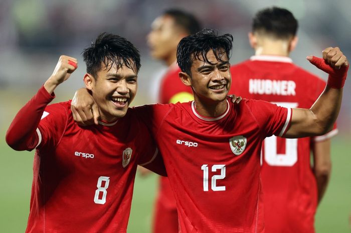 Witan Sulaeman (kiri) dan Pratama Arhan merayakan gol timnas U-23 Indonesia pada duel Piala Asia U-23 2024. Javier Mascherano menunggu Indonesia atau Irak sebagai calon lawan Argentina di Olimpiade 2024.