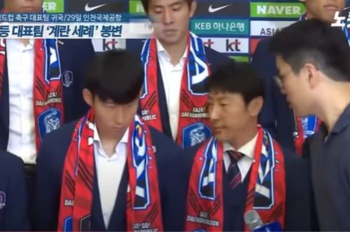 Shin Tae-yong dan skuad Korea Selatan dilempari telur usai pulang dari Piala Dunia 2018, tepatnya di bandara Incheon, Seoul pada  (29/6/2018).