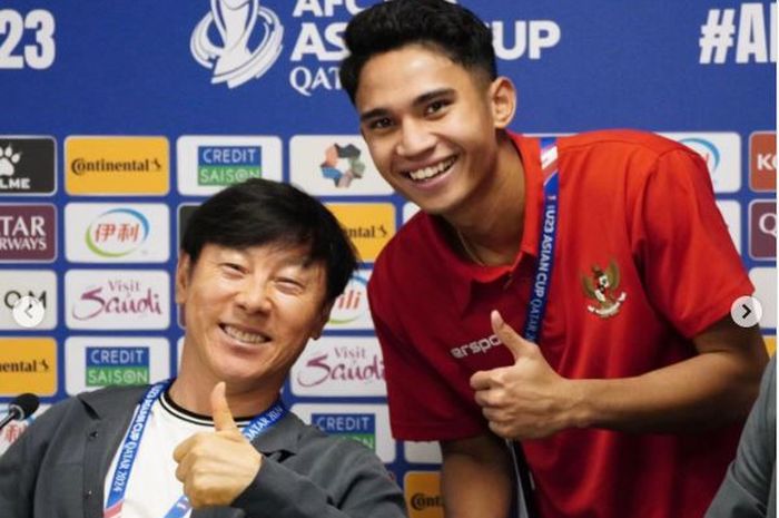 Pelatih Timnas U-23 Indonesia Shin Tae-yong saat foto bersama Marselino Ferdinan usai konferensi pers di Piala Asia U-23 2024.