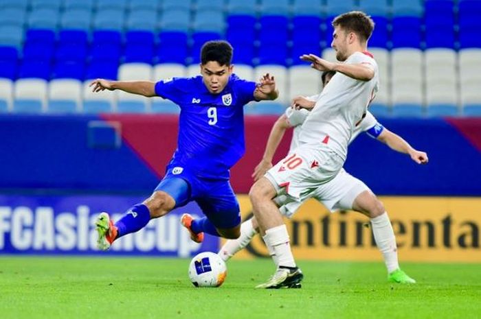 Suasana pertandingan Thailand versus Tajikistan di Piala Asia U-23 2024.