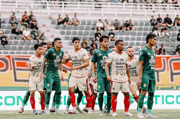 Suasana pertandingan antara Persebaya vs Bali United pada laga pekan ke-33 Liga 1 2023-2024 di Stadion Gelora Bung Tomo, Surabaya, Rabu (24/4/2024).