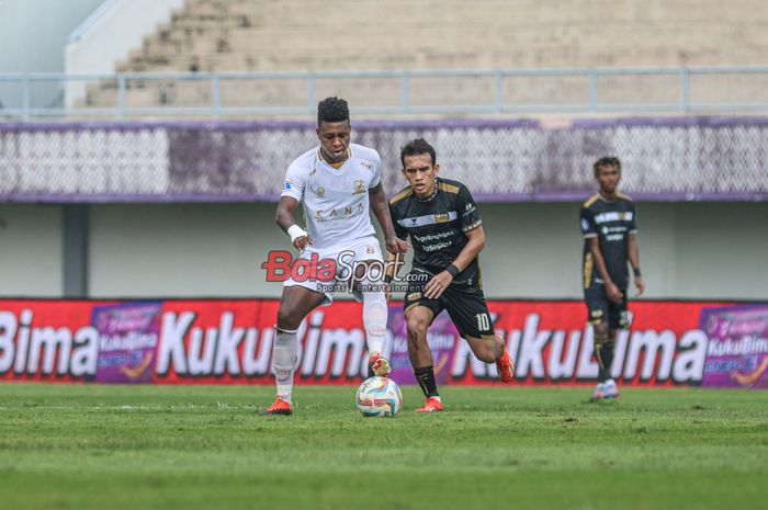 Hugo Gomes alias Jaja (kiri) sedang menguasai bola dan dibayangi Egy Maulana Vikri (kanan) dalam laga pekan ke-33 Liga 1 2023 antara Dewa United FC versus Madura United di Stadion Indomilk Arena, Tangerang, Banten, Kamis (25/4/2024) siang.