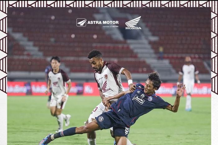 Suasana pertandingan antara Arema FC vs PSM pada laga pekan ke-33 Liga 1 2023-2024 di Stadion Kapten I Wayan Dipta, Gianyar, Bali, Kamis (25/4/2024).