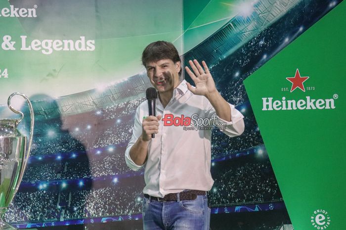 Legenda Real Madrid, Fernando Morientes, dalam acara tur Trofi Liga Champions bersama Heineken di Jakarta (26/4/2024).