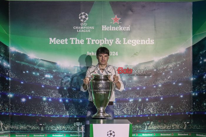 Legenda Real Madrid, Fernando Morientes, dalam acara tur Trofi Liga Champions bersama Heineken di Jakarta (26/4/2024).