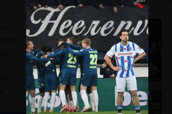 Gelandang timnas Indonesia, Thom Haye, tak kuasa mencegah kekalahan telak Heerenveen dari PSV Eindhoven di Liga Belanda (25/4/2024).