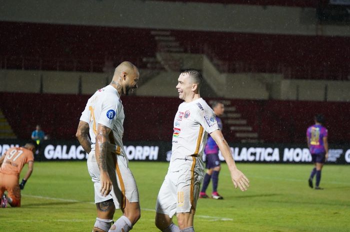 Selebrasi pemain Persija, Gustavo Almeida setelah membobol gawang RANS Nusantara FC pada laga pekan ke-13 Liga 1 2023-2024 di Stadion Sultan Agung, Bantul, Yogyakarta, Jumat (26/4/2024).