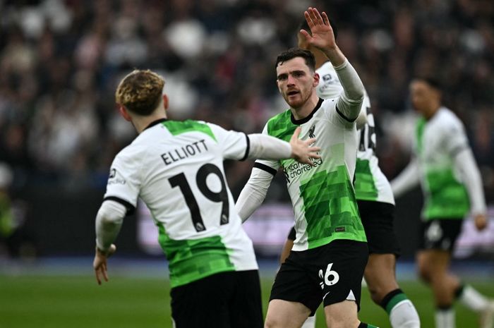 Andy Robertson mencetak gol untuk Liverpool ke gawang West Ham United pada lanjutan Liga Inggris di London Stadium (27/4/2024).