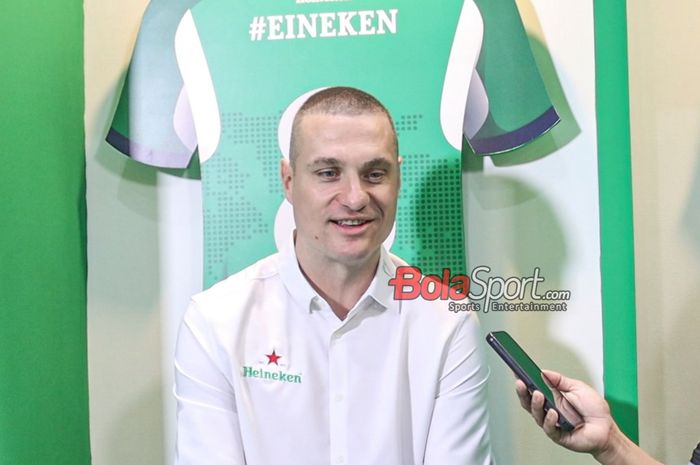 Legenda Manchester United, Nemanja Vidic, saat wawancara bersama BolaSport.com dalam acara tur trofi Liga Champions di kawasan SCBD, Jakarta, Sabtu (27/4/2024).