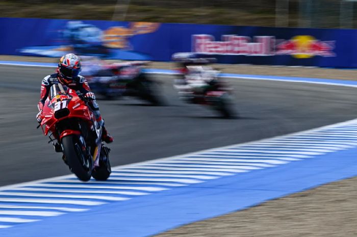 Pembalap Red Bull GasGas Tech3, Pedro Acosta pada sesi Practice MotoGP Spanyol 2024 di Sirkuit Jerez, Spanyol, Jumat, 26 April 2024