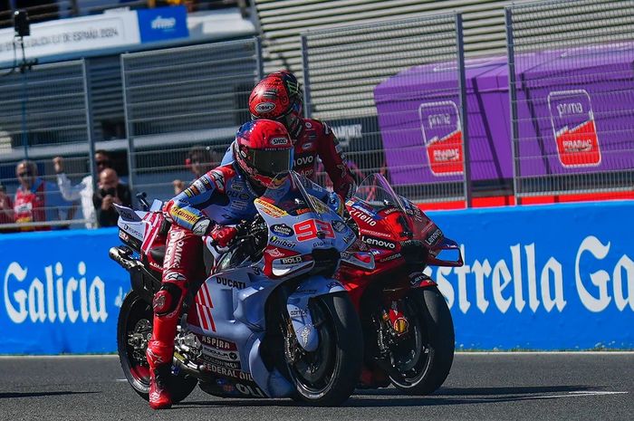 Pembalap Gresini Racing, Marc Marquez dan Francesco Bagnaia (Ducati Lenovo) pada sesi Practice MotoGP Spanyol 2024 di Sirkuit Jerez, Spanyol, Jumat, 26 April 2024