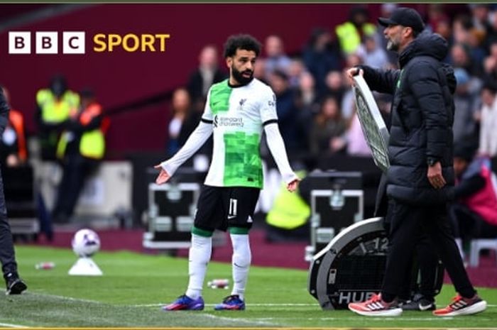 Mohamed Salah (kiri) dan Juergen Klopp terlibat keributan kecil di pinggir lapangan dalam duel Liverpool di markas West Ham United pada lanjutan Liga Inggris (27/4/2024).