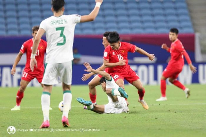 Duel pemain timnas U-23 Vietnam dengan timnas U-23 Irak pada perempat final Piala Asia U-23 2024.