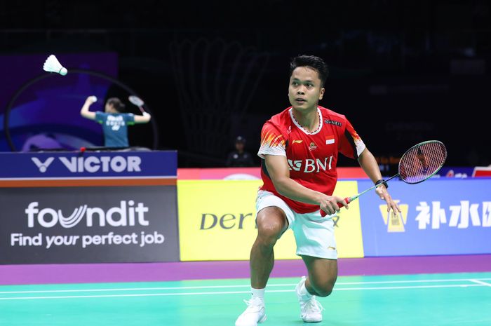 Pebulu tangkis tunggal putra Indonesia, Anthony Sinisuka Ginting, pada partai pertama Thomas Cup 2024 melawan Inggris di Hi-Tech Zone Sport Centre, Chengdu, Sichuan, China, Sabtu (27/4/2024).