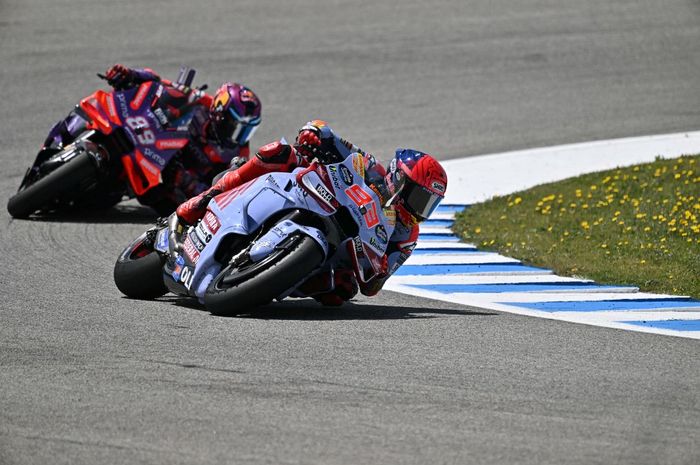 Pembalap Gresini, Marc Marquez (depan) bersaing dengan Jorge Martin pada sprint race MotoGP Spanyol 2024 di Sirkuit Jerez, Sabtu (27/4/2024).